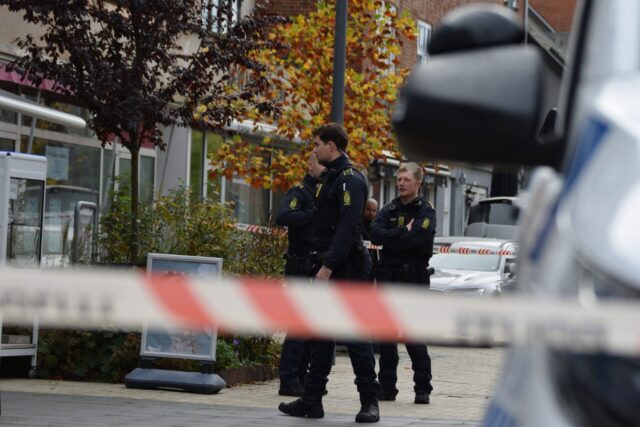 Grusomt hjemmerøveri: Teenager ramt af kniv i lejlighed