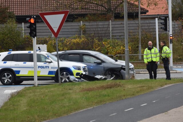 Voldsomme skader på bil efter ulykke