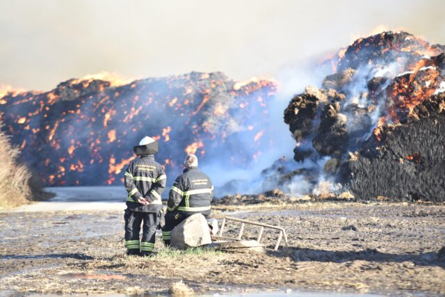 4000 halmballer står i flammer