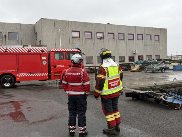 Travlhed hos brandvæsenet under storm: Tagpap flyver af bygning