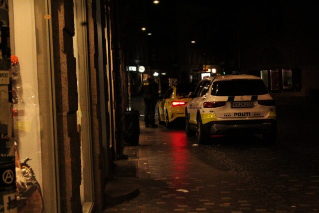 Politiet stopper bil tæt ved Rundetårn