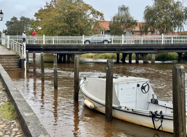 Stor oversvømmelse ved havn: ‘Områder står under vand’