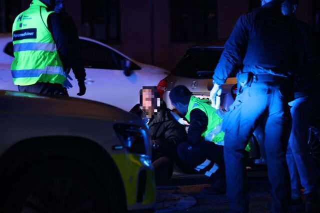 Politi og ambulance tilkaldt: Mand lå under bil