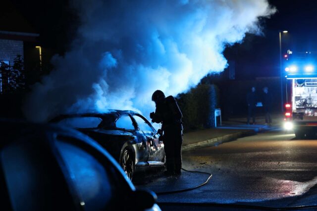 Gik op i flammer: Bil udbrænder i boligområde