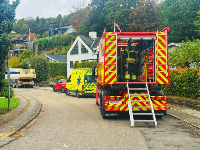 Lastbil vælter under aflæsning: Chaufføren kørt afsted med ambulance