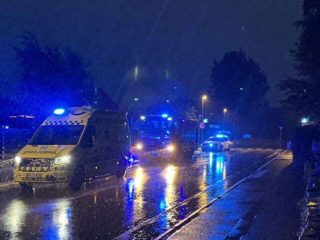 Beboer tilses i ambulance efter brand