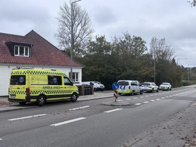 Gerningsmænd flygter efter blodig hændelse: “Der er brugt kniv”