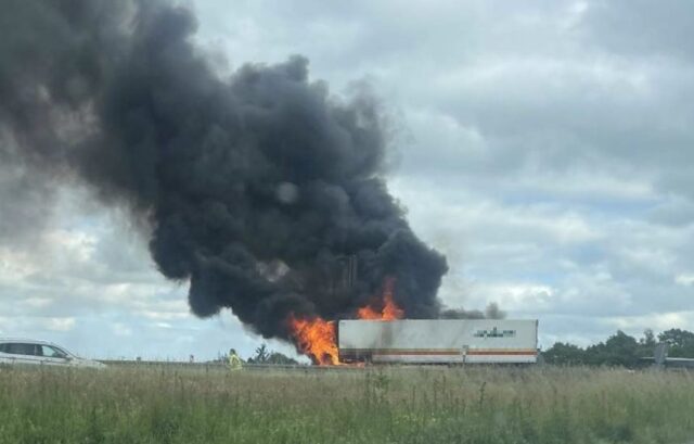 Voldsom brand i lastbil spærrer motorvej