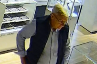 Ældre mand jagtes af politiet: Stjal ring til 120.000 kroner