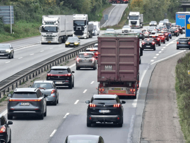‘Der er stillestående og tæt trafik’: Lastbil skaber problemer på motorvej