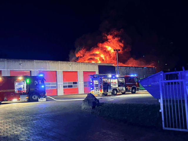 Voldsom brand hærger: Flamme-inferno kan ses fra motorvejen