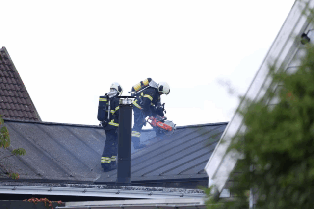 Ambulance og lægebil tilkaldt: Brandfolk saver hul i taget