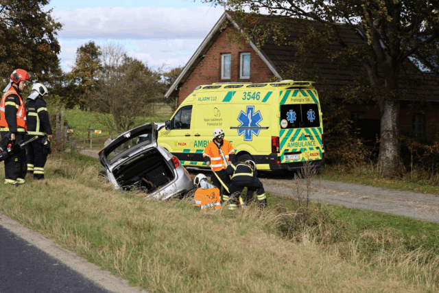 Melding om fastklemte: Bil lander i dyb grøft