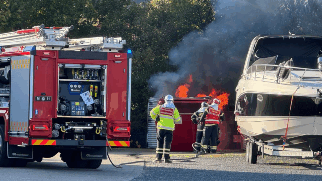 Flammer hærger i industrikvarter