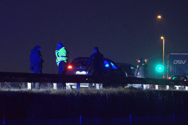 Helt vanvittig kørsel: U-vending på motorvejen under biljagt