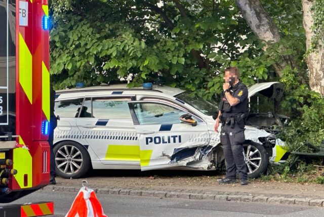 Politibil i sammenstød på Amager