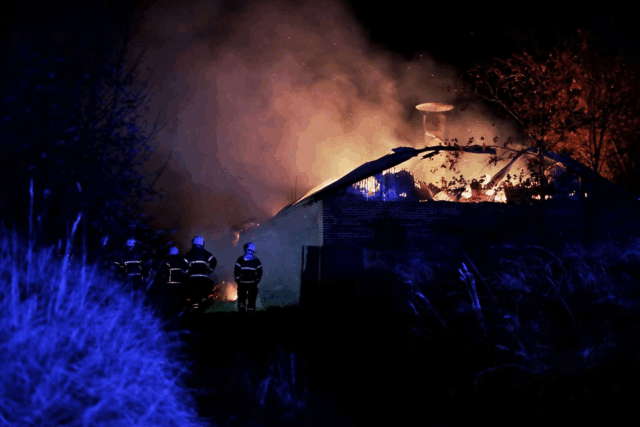 Storbrand: Gård bliver revet fra hinanden af flammerne