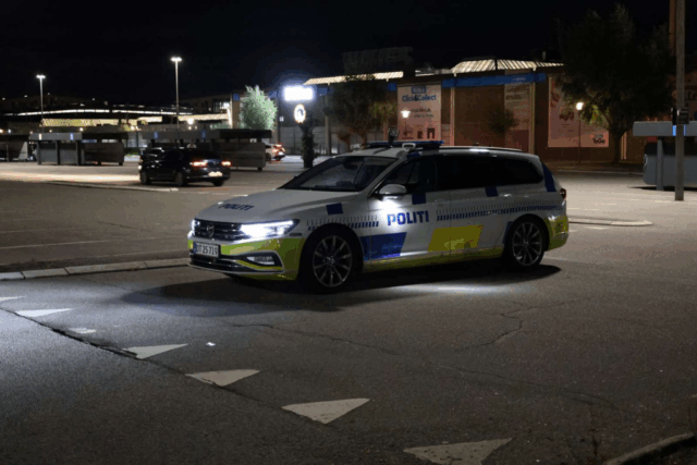 Teenagepige ventede på bussen: Så blev hun befølt i skridtet af fremmed mand