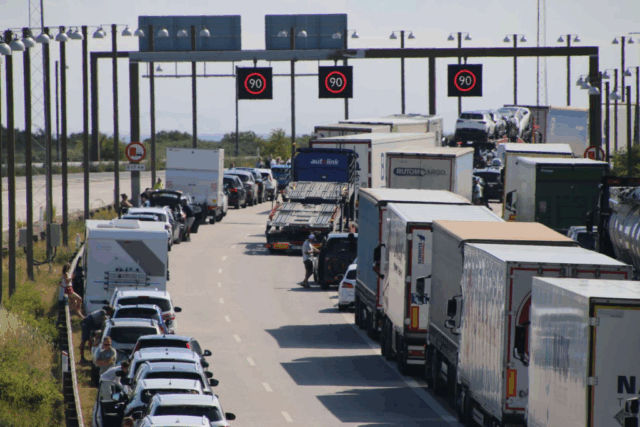 39 lastbiler på vej mod Kastrup: Lukker motorvej