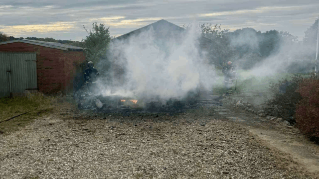 Campingvogn ædt af flammer: Gik næsten galt