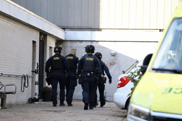 Kvinde mishandlet i et døgn: Viklede bruseslange om hendes hals og stak med kniv
