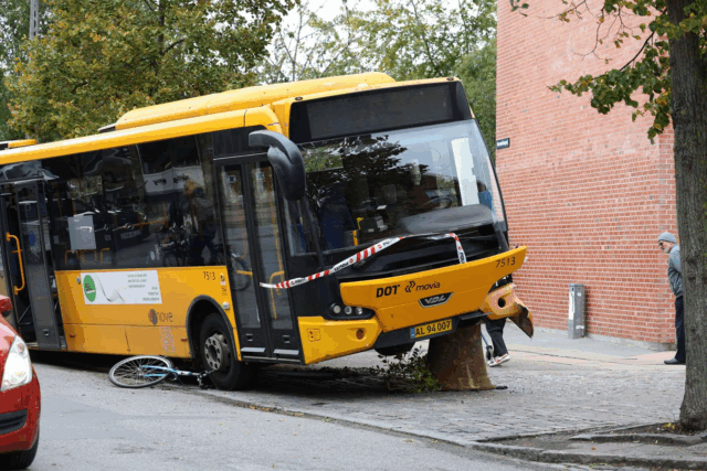 Barnecykel ligger under smadret bus