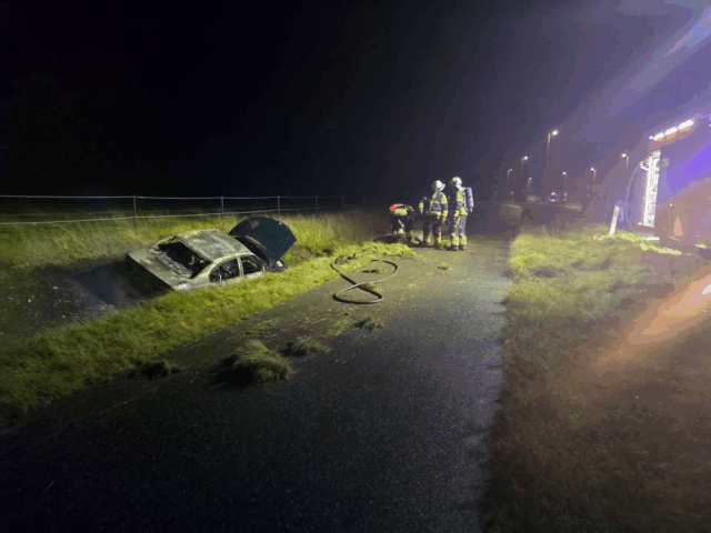 Bil kører i grøft og bryder i brand