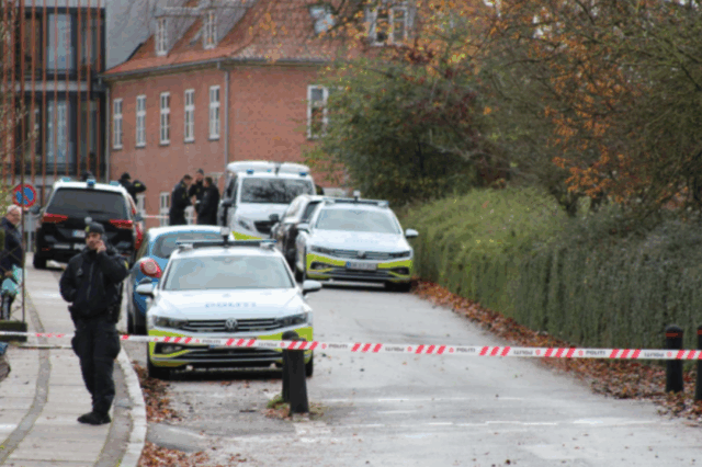 Mand stukket meget dybt i brystet med kniv