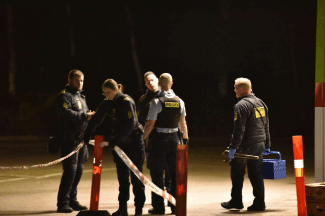 Bevidstløs person fundet i benzinbrønd