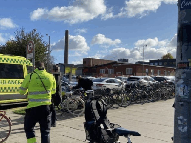 Bilist rammer cykelanhænger med barn i