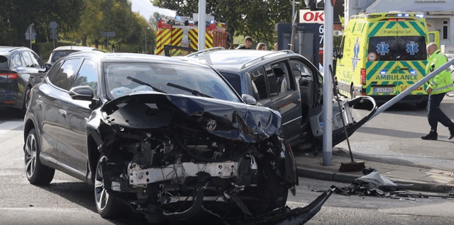 Ambulancer og lægebil haster til melding om fastklemte