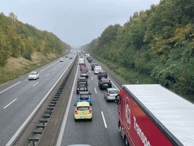 Kaos på motorvej: Kæmpe kø og forlænget rejsetid efter hændelse