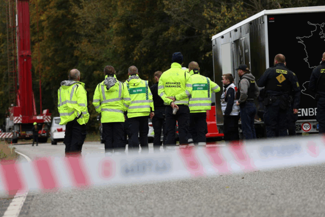 Et helt hav af lægepersonale og betjente strømmer til