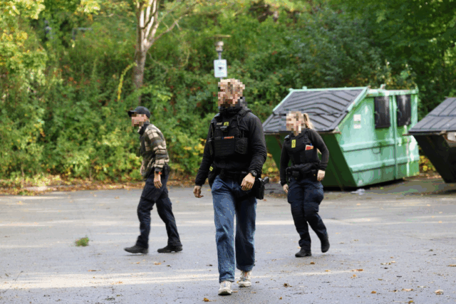 Mand går amok ved bryllup: Knivstukket offer hastet væk