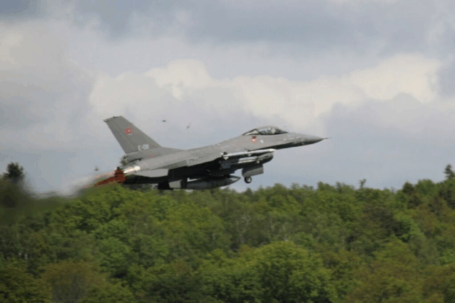 Kronprins Christian ombord på F-16-fly