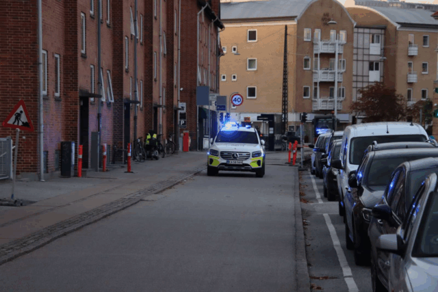 Politi og redningsmandskab til stede ved lejlighedskompleks