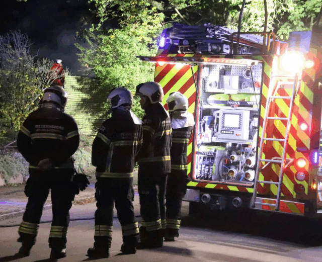 Røg stiger til vejrs fra villakvarter