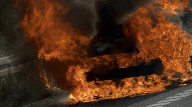 Store flammer på motorvejen: ‘Redning er på stedet’
