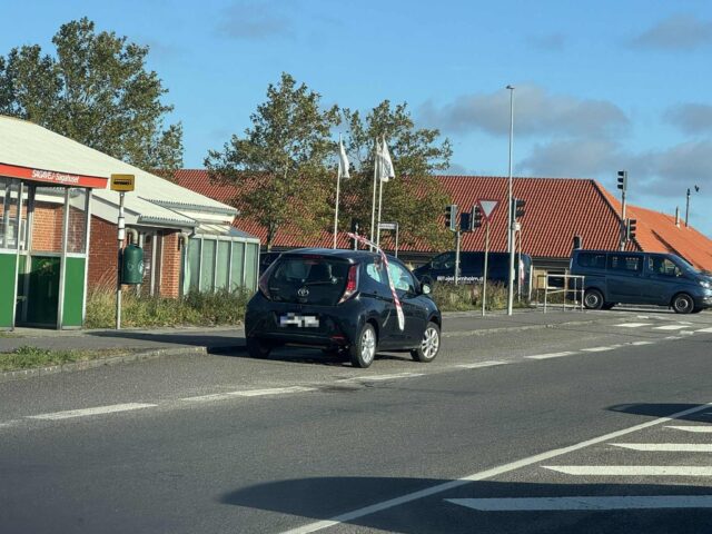To biler køres væk efter uheld