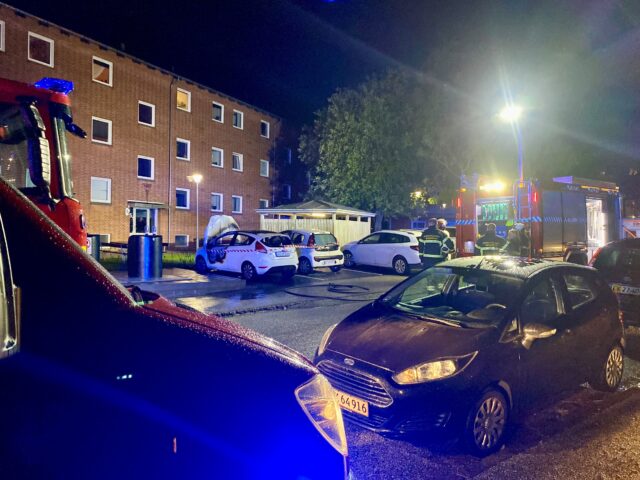 Brand i bil spredte sig lørdag aften