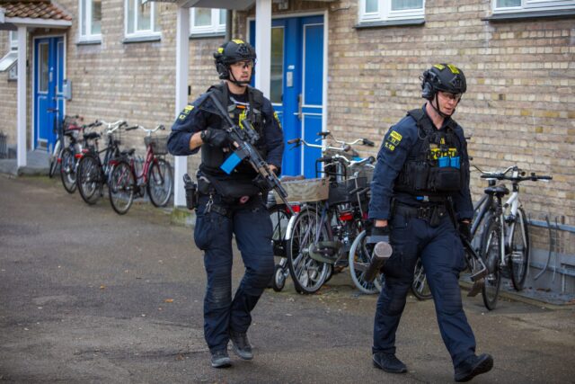 Automatvåben på åben gade: Derfor vrimlede det med politi