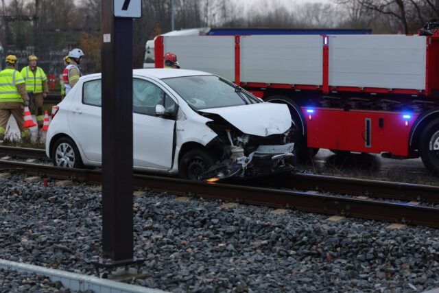 Kæmpe drama på letbanespor: En bil holder helt smadret på skinnerne