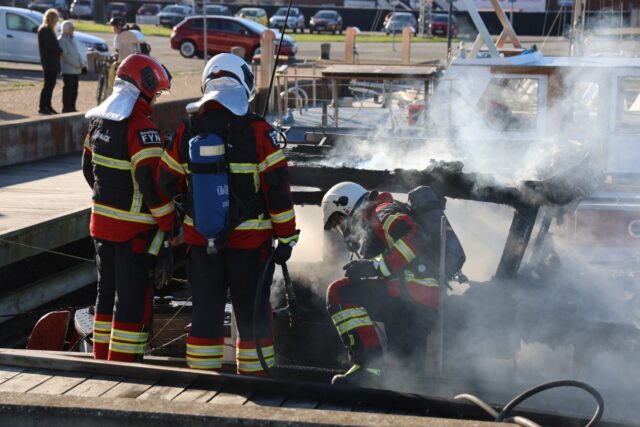 Båd står i flammer i havnen