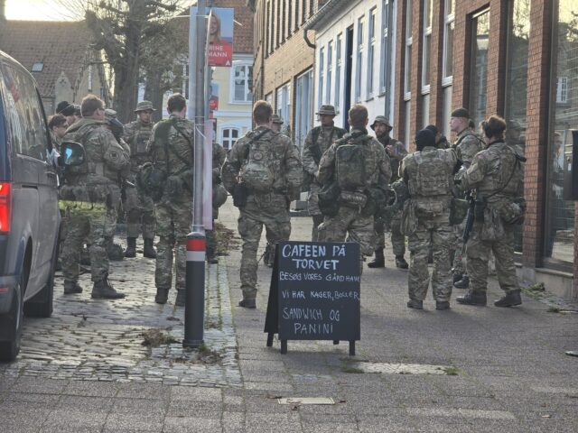 Soldater fylder gaderne: Koordinerer angreb og nedkæmper fiktiv fjende
