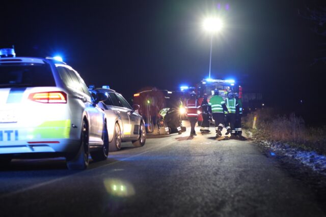 Bil ligger på siden efter vildt solouheld