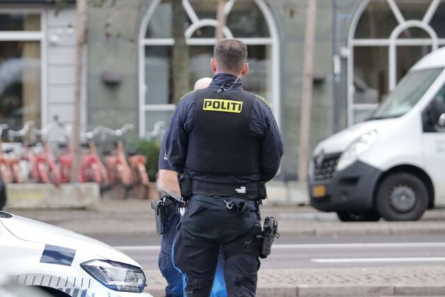 ‘Hun står med en kniv i hånden’