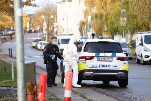 Politiet arbejder intensivt ved lejlighed: En person er iført DNA-dragt