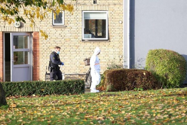 Kvælertag og knivtrusler: Person ført væk i DNA-dragt efter voldtægt