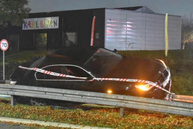 Bil ender mellem to autoværn: Ambulancer tilkaldt