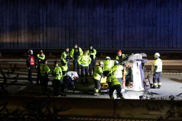 Kæmpe kaos på motorvejen: Bil ligger på siden